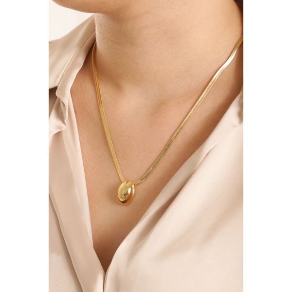 Colar Fita Com Pingente Oval Banhado a Ouro 