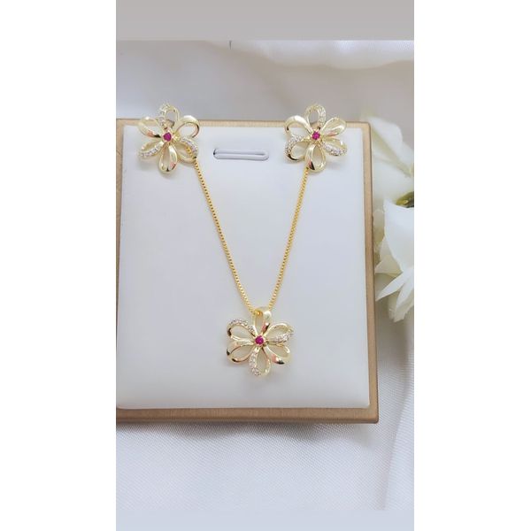 Conjunto Flor Com Detalhes Em Zircônias Banhado a Ouro