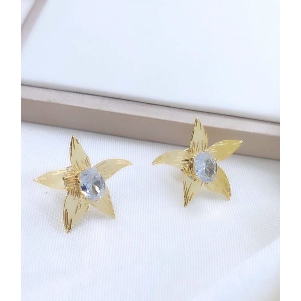 Brinco Flor Hibiscus Com Zircônia Oval Banhado a Ouro