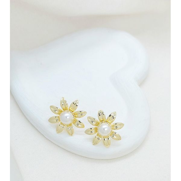 Brinco Flor Com Pérola Banhado a Ouro 