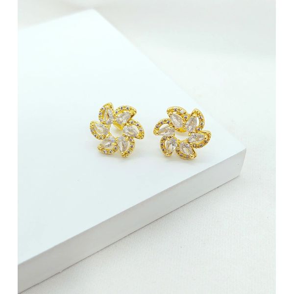 Brinco Flor Zircônias Banhado A ouro