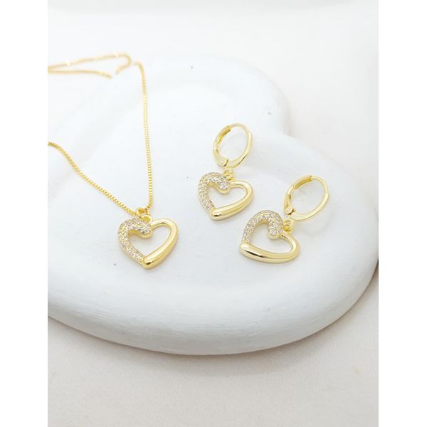 Conjunto Colar E Argola Coração Metade Cravejada em Zircônias Banhado a Ouro 