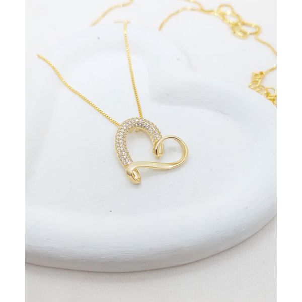 Colar Coração Metade Cravejado Em Zircônias Banhado a Ouro