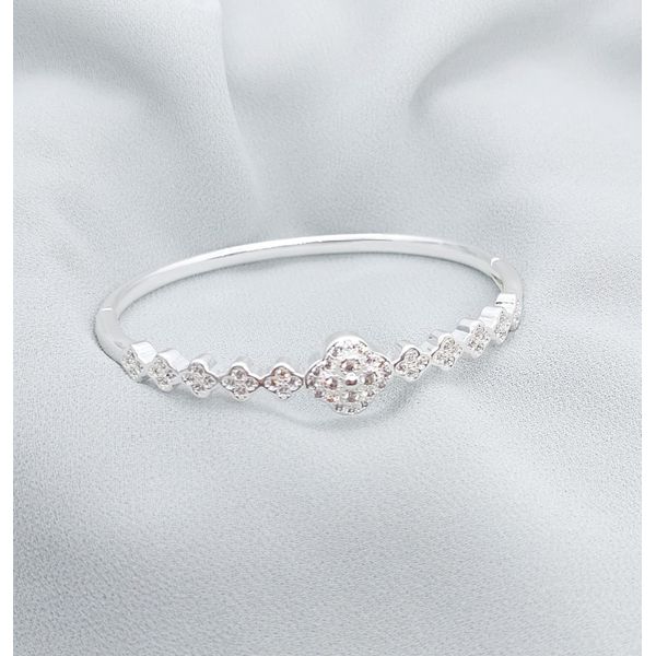 Bracelete Com Detalhes Cravejados Em Zircônias Banhado a Prata