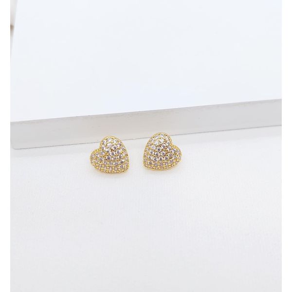 Brinco Coração Cravejado em Zircônias Banhado a Ouro 