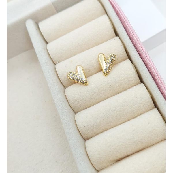 Brinco Coração Pequeno Meia Cravejação em Zircônias Banhado a Ouro 