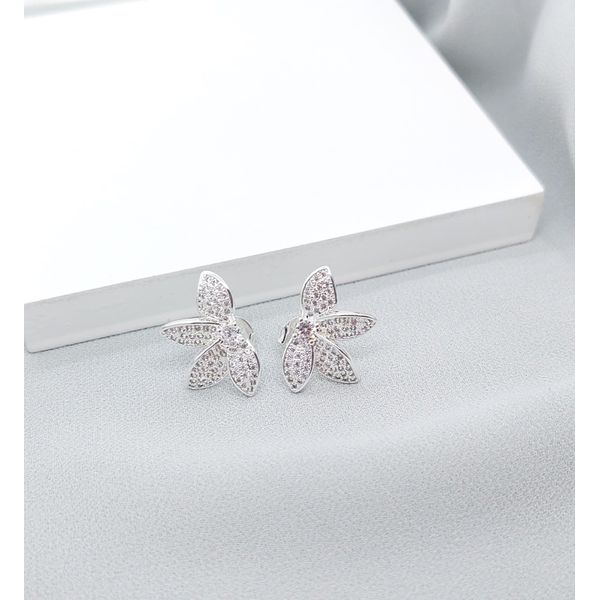 Brinco Meia Flor Cravejado Zircônias Banhado a Prata 