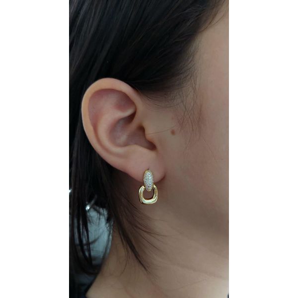Brinco Base Cravejada Com Balanço Zircônias Banhado a Ouro 