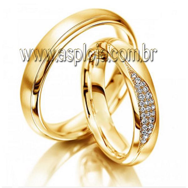 Aliança cravejada de diamantes ouro amarelo de casamento ou noivado largura 4,5mm