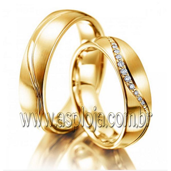 Aliança de casamento ou noivado que irradiam puro romance em ouro amarelo largura 5,5mm