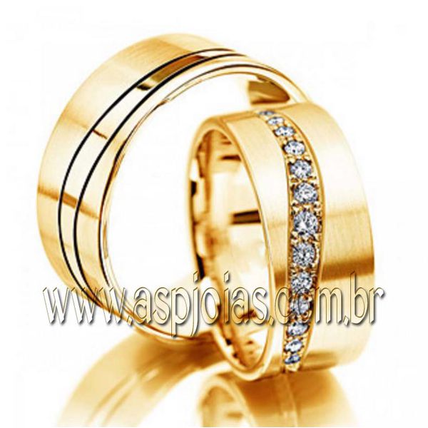 Aliança Fantástica de casamento ou noivado cravejada com diamantes em ouro amarelo largura 8,0mm