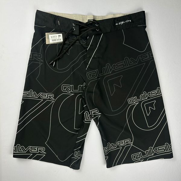 Bermuda Surf Quiksilver com escrita preta e branca