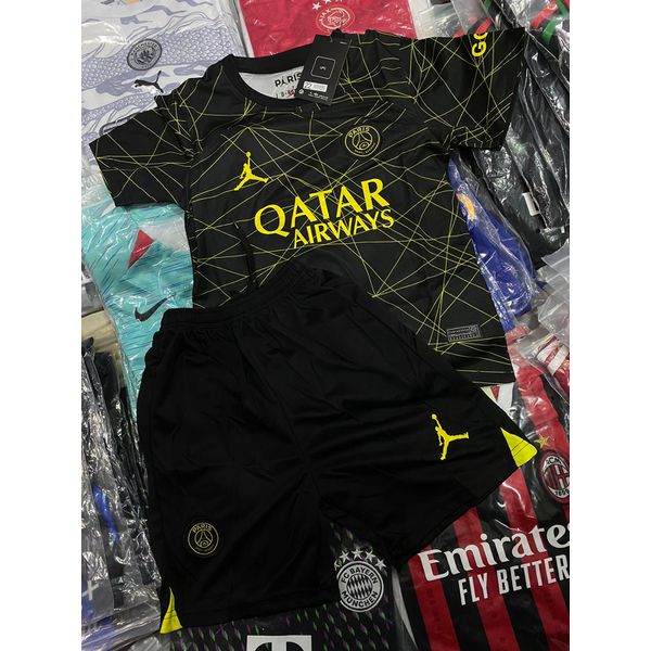 Conjunto Infantil Paris Saint Germain 22/23 Jordan Preto Com Amarelo