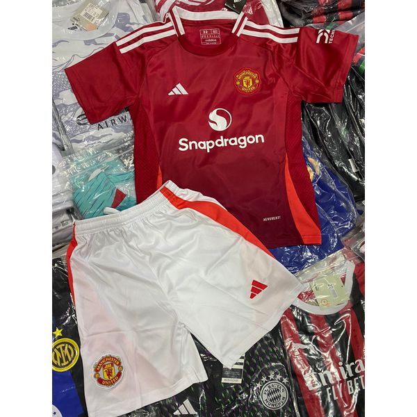 Conjunto Infantil Manchester United 24/25 home fan lisa 