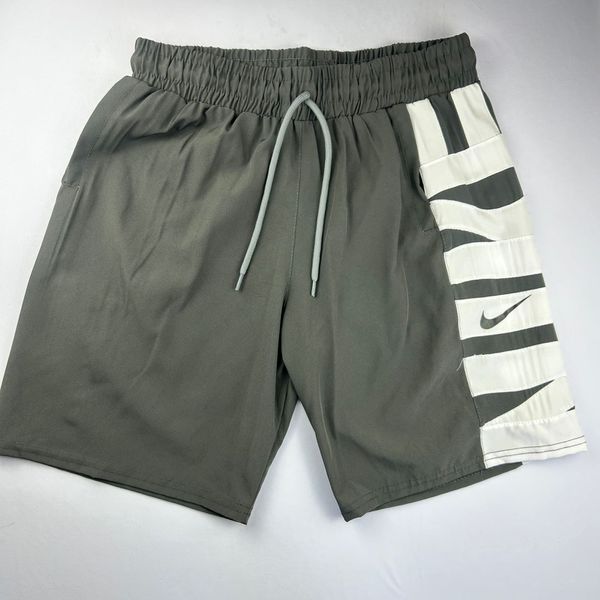 Bermuda Tactel nike cinza com detalhe no canto direito