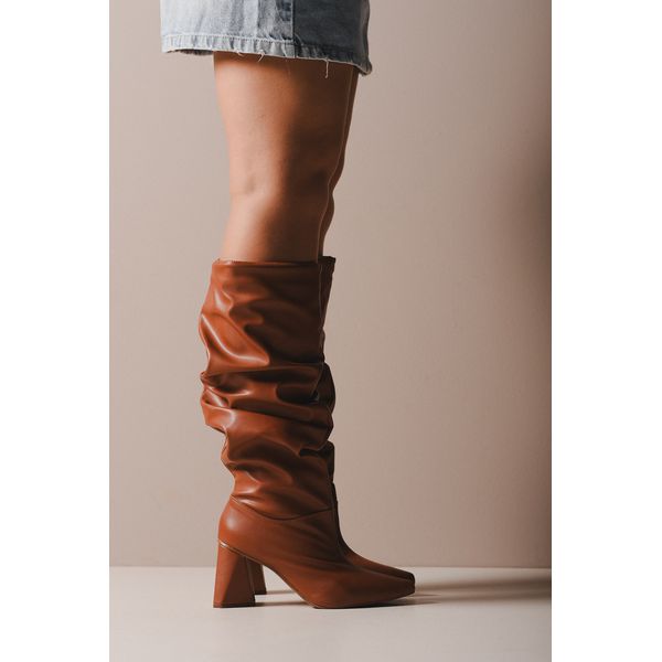 Bota enrugada caramelo