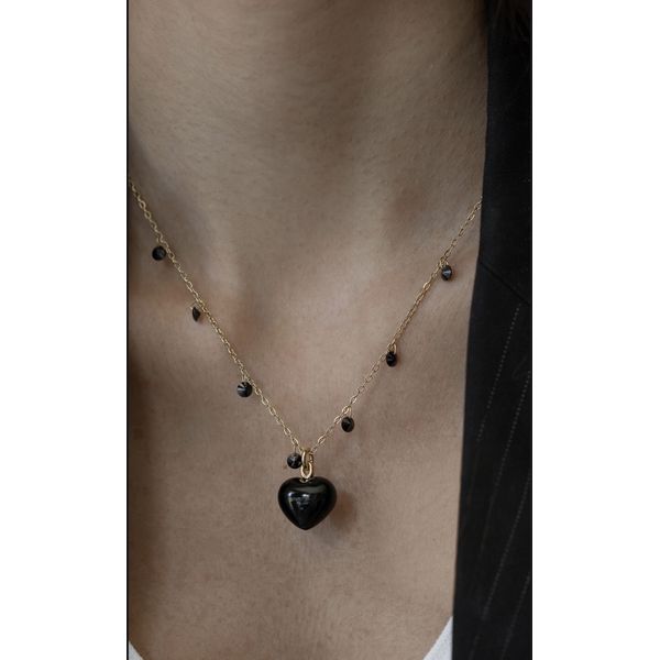 Colar Coração Preto Resina Ouro