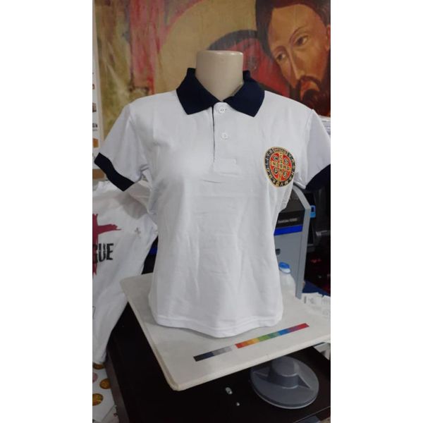 CAMISA MEDALHA DE SÃO BENTO BORDADA POLO BRANCA (BABY LOOK)