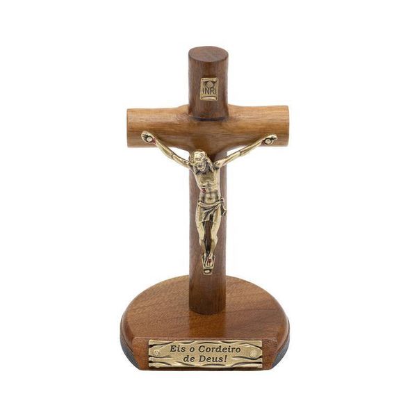 Crucifixo Madeira Cilíndrica de mesa 12cm -Eis o Cordeiro de Deus"
