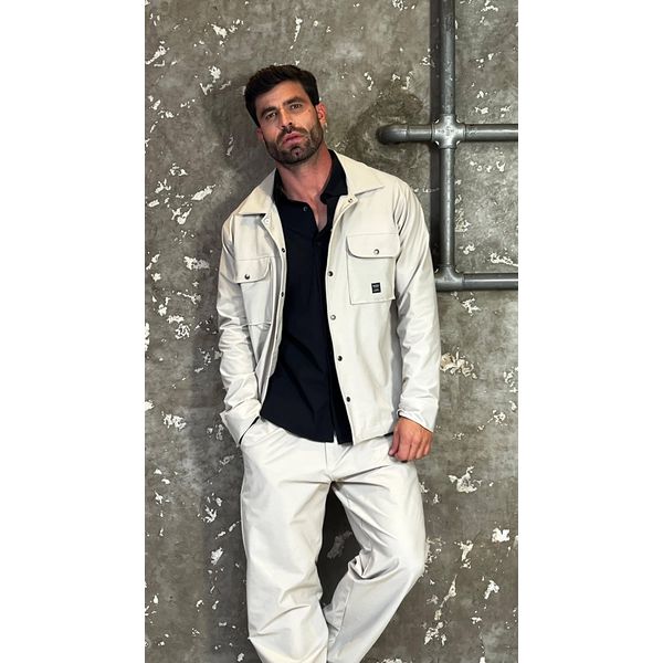 Jaqueta Masculina Off-White com Bolsos Utilitários