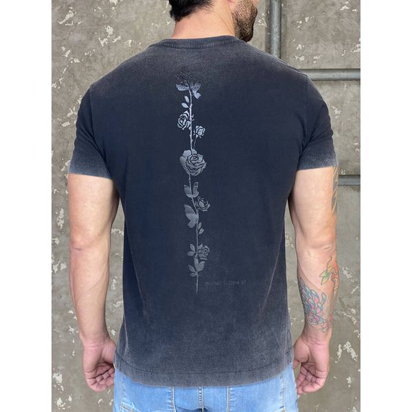 Camiseta Masculina Estonada com Estampa de Rosas nas Costas