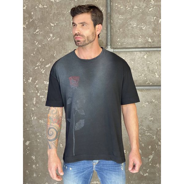Camiseta Oversized Estonada com Estampa de Rosa 
