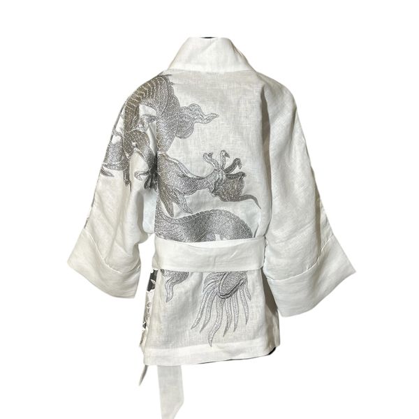 Kimono Yang Linho e Tule Rendado Branco Abraço Do Dragão Prata