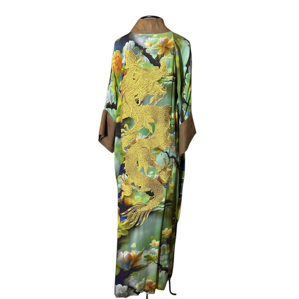 Kimono Tsuki Viscose O Dragão nos Jardins Suspensos Cerejeiras em Flor Variante Verde 