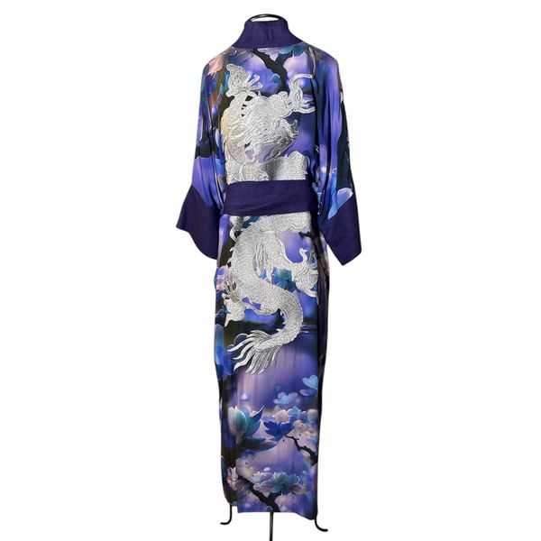 Kimono Tsuki Viscose O Dragão nos Jardins Suspensos Cerejeiras em Flor Variante Violeta