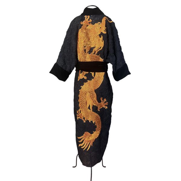 Kimono O Dragão nos Jardins Suspensos Tulipa Negra (Queen of Night) Dragão Metálico Cobre