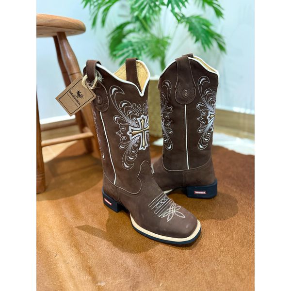 BOTA TEXANA EM COURO NOBUCK CHOCOLATE BORDADO CRUZ BRANCA E BEGE