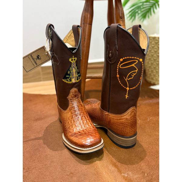 BOTA TEXANA EM COURO ESTILIZADO JACARÉ BORDADO NOSSA SENHORA LARANJA SOLADO DE MADEIRA
