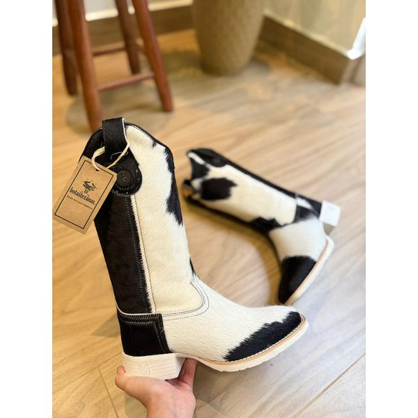 BOTA TEXANA EM COURO PELOS VACA MALHADA PRETO E BRANCO SOLADO BRANCO