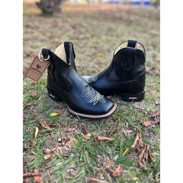 BOTINA EM COURO PRETO BORDADO BRANCO