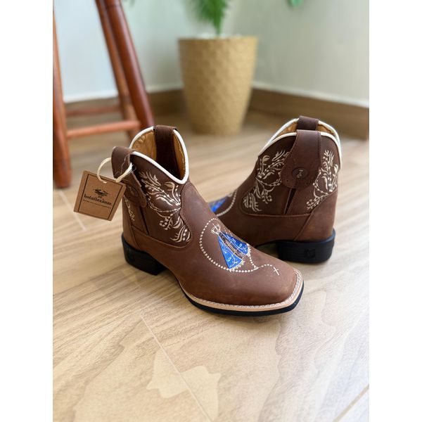 BOTINA CANO MÉDIO EM COURO MARROM BORDADO NOSSA SENHORA AZUL