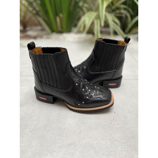 BOTINA EM COURO PRETO ALL BLACK COM METAIS 