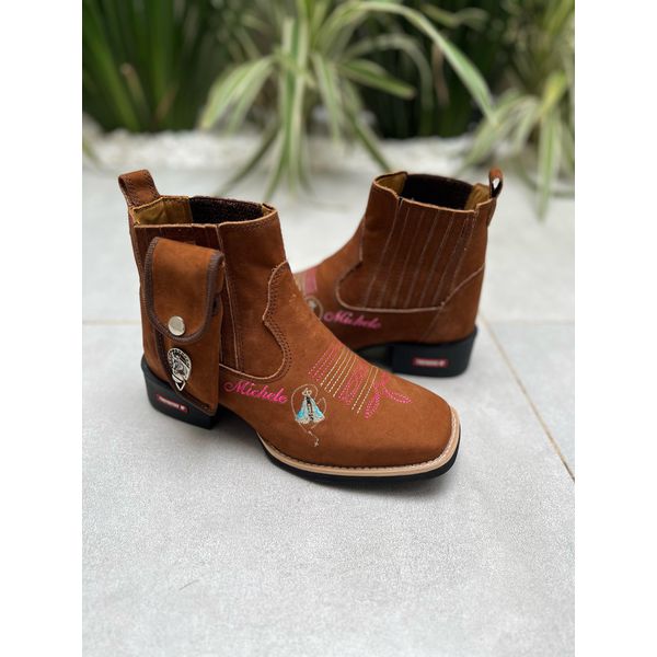 KIT BOTINA EM COURO NOBUCK BORDADO FLORÃO E NOSSA SENHORA + BAINHA + CANIVETE + NOME 