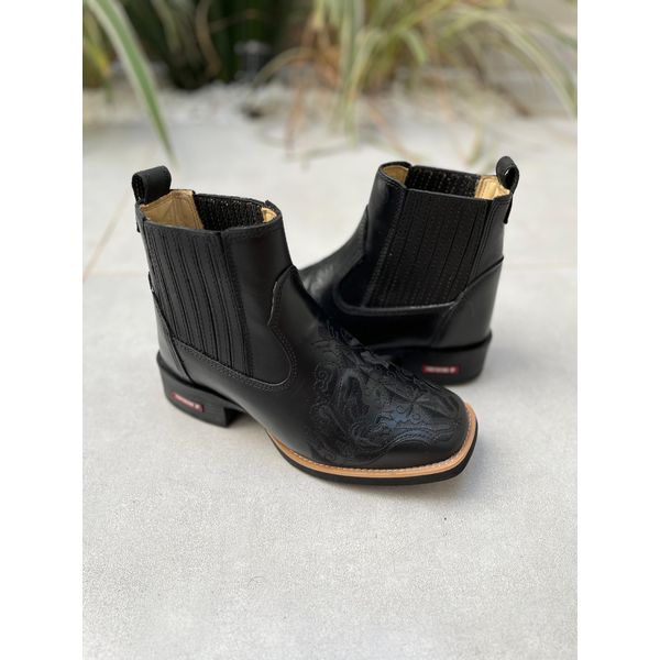 BOTINA EM COURO PRETO ALL BLACK