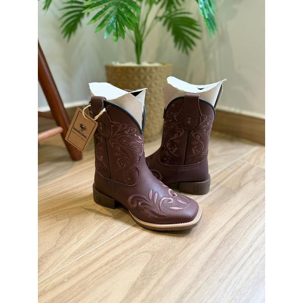 BOTA TEXANA EM COURO LÁTEGO MARROM CANO CAPOTINHA BORDADO TRIBAL E RAMOS