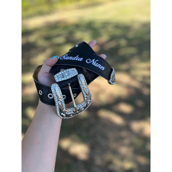 CINTO EM COURO PRETO COM STRASS + NOME PERSONALIZADO 