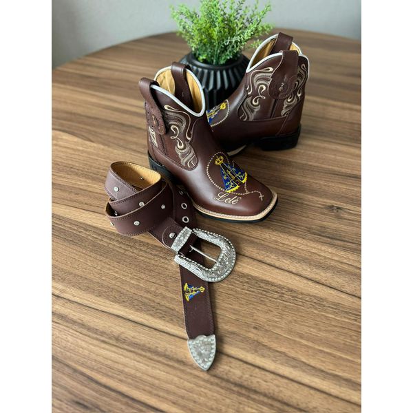 COMBO BOTINA CANO MÉDIO EM COURO LATEGO MARROM BORDADO NOSSA SENHORA + CINTO COM NOME PERSONALIZADO