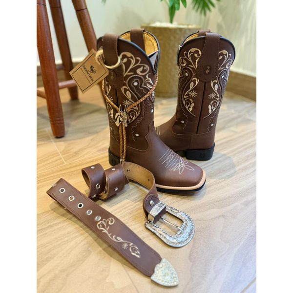 COMBO BOTA TEXANA EM COURO HORSE NESCAU BORDADO TRIBAL E FLORAO + CINTO STRASS + GRAVATA CAVALO