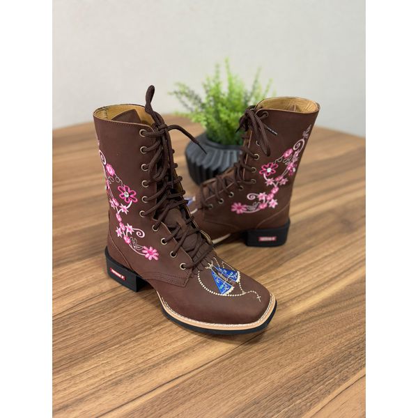COTURNO COUNTRY EM COURO MARROM BORDADO FLORES ROSA E NOSSA SENHORA AZUL COM STRASS E FRANJA