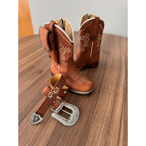 COMBO TEXANA INFANTIL EM COURO TELHA BORDADO FLORES BEGE + BAINHA + CANIVETE E CINTO