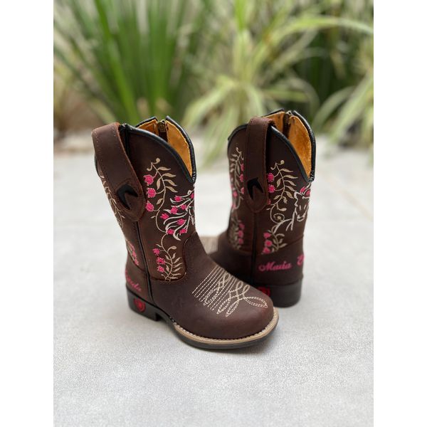 TEXANA INFANTIL EM COURO MARROM BORDADO CAVALO ROSA E NOME PERSONALIZADO 