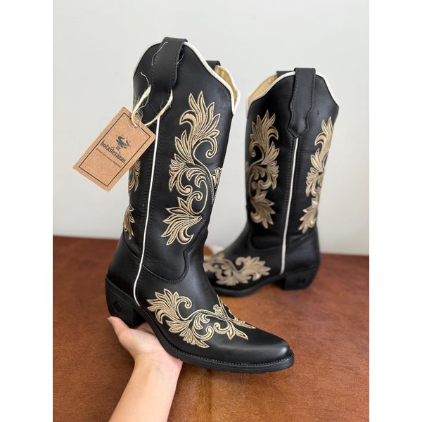 BOTA TEXANA EM COURO PRETO FOLHAS BEGE BICO FINO SOLAOD PVC