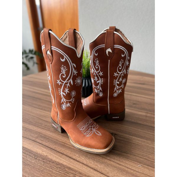 BOTA TEXANA EM COURO BORDADO FLORES BRANCO SOLADO MARROM