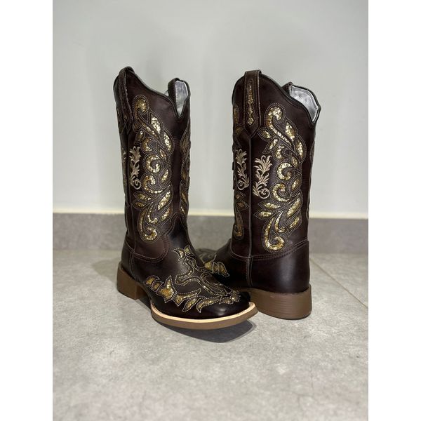 BOTA TEXANA EM COURO MARROM A LASER GLITTER DOURADO CRUZ