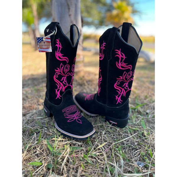 BOTA TEXANA EM COURO NOBUCK PRETO BORDADO FLORES E RAMOS ROSA