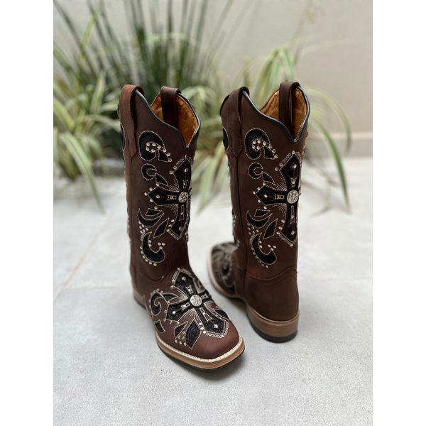 BOTA TEXANA EM COURO A LASER CRUZ GLITTER PRETO + METAIS COM SOLADO DE MADEIRA